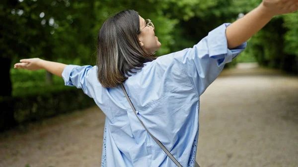 在维也纳的公园里 年轻美丽的惊慌失措的女人张开双臂 — 图库照片