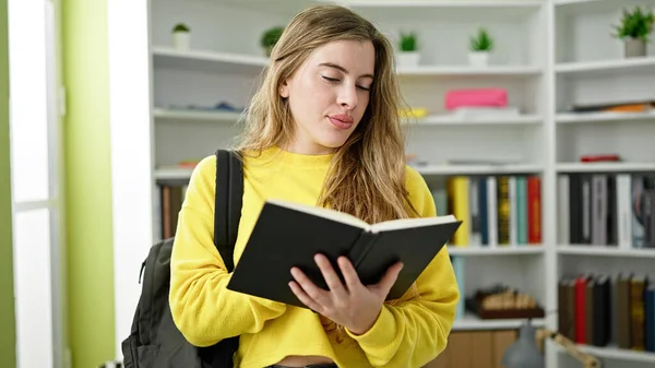 Młoda Blondynka Ubrana Plecak Czytająca Notatnik Uniwersytecie Bibliotece — Zdjęcie stockowe