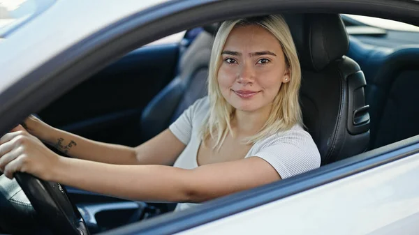Ung Vacker Latinamerikansk Kvinna Ler Säker Bilkörning Gatan — Stockfoto