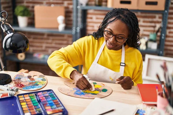 Afrikalı Amerikalı Kadın Sanatçı Gülümsüyor Sanat Stüdyosunda Kendine Güvenen Renk — Stok fotoğraf