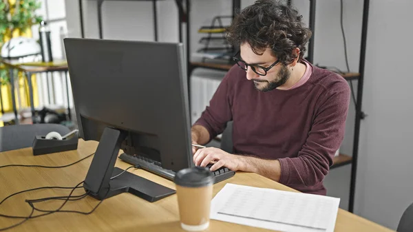 Young Hispanic Man Business Worker Using Computer Working Office — Stock Fotó