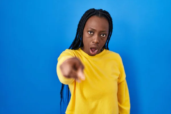 Mooie Zwarte Vrouw Staan Blauwe Achtergrond Wijzend Ontevreden Gefrustreerd Naar — Stockfoto