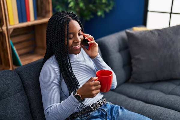 Afrikaans Amerikaanse Vrouw Praten Smartphone Het Drinken Van Koffie Thuis — Stockfoto