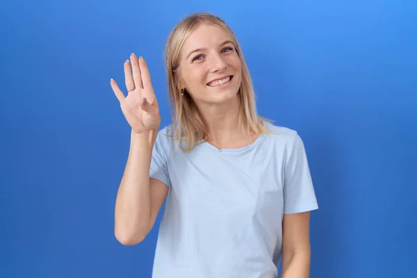 Młoda Kaukaska Kobieta Ubrana Luźną Niebieską Koszulkę Zrzeka Się Witania — Zdjęcie stockowe