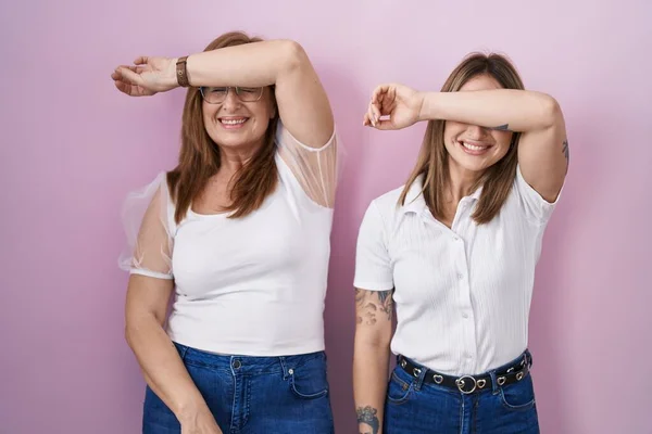 Hispanische Mutter Und Tochter Tragen Legeres Weißes Shirt Über Rosa — Stockfoto
