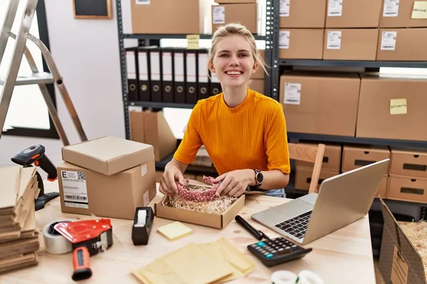 Young Blonde Woman Ecommerce Business Worker Packing Diadem Cardboard Box — Stock Photo, Image