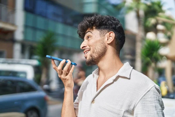 Jeune Homme Arabe Souriant Confiant Parler Sur Smartphone Rue — Photo