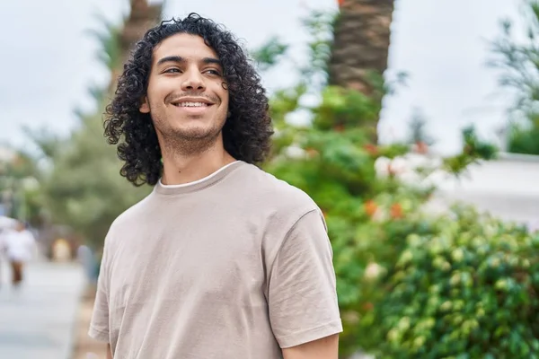 Junger Lateinischer Mann Lächelt Selbstbewusst Und Blickt Park Zur Seite — Stockfoto
