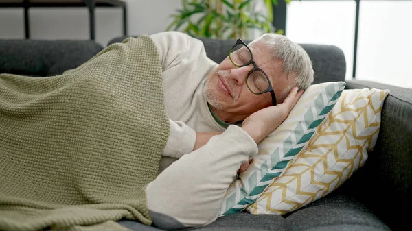 Grauhaariger Mann Mittleren Alters Liegt Auf Sofa Und Schläft Hause — Stockfoto