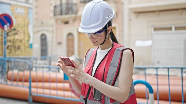 Jovem Bela Mulher Hispânica Construtor Usando Smartphone Rua — Fotografia de Stock