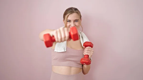 Jonge Blonde Vrouw Draagt Sportkleding Boksen Met Halters Geïsoleerde Roze — Stockfoto