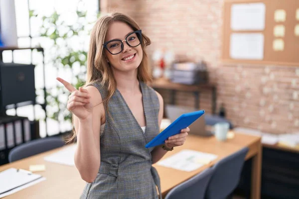 Ofiste Çalışan Beyaz Bir Kadın Gözlüklü Yüzünde Kocaman Bir Gülümseme — Stok fotoğraf