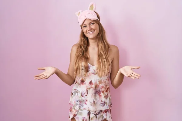 Jeune Femme Caucasienne Portant Masque Sommeil Pyjama Souriant Gai Bras — Photo