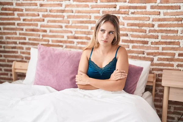 Young Blonde Woman Stressed Sitting Bed Bedroom — Foto de Stock