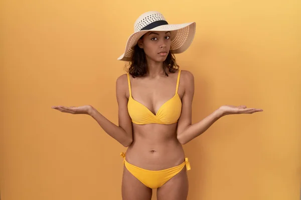 Young Hispanic Woman Wearing Bikini Summer Hat Clueless Confused Open — Stock Photo, Image