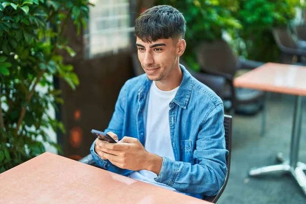 Kahve Dükkanının Terasında Oturan Akıllı Telefonu Kullanan Genç Bir Spanyol — Stok fotoğraf
