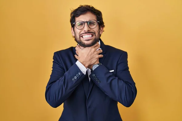 Handsome Latin Man Standing Yellow Background Shouting Suffocate Because Painful — Stock Photo, Image