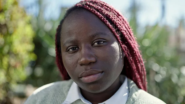 Африканская Женщина Плетеными Волосами Стоящая Парке Серьезным Лицом — стоковое фото