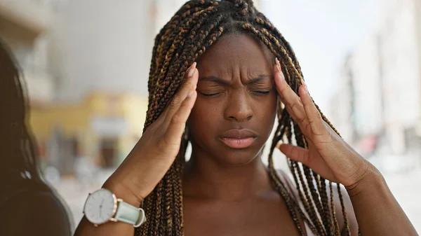 Mujer Afroamericana Que Sufre Dolor Cabeza Calle — Foto de Stock