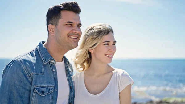 Hombre Mujer Pareja Sonriendo Confiados Pie Juntos Playa — Foto de Stock