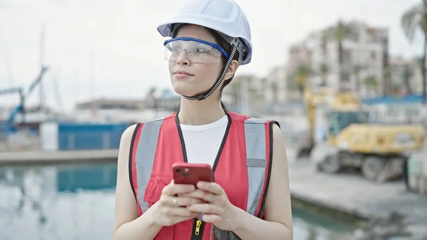Jovem Bela Mulher Hispânica Construtor Usando Smartphone Beira Mar — Fotografia de Stock