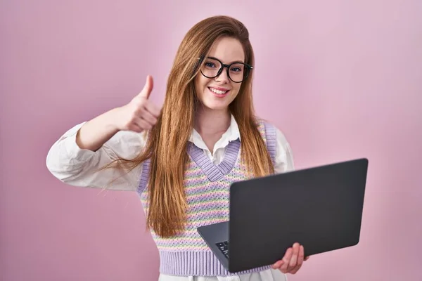 Mujer Joven Caucásica Que Trabaja Usando Computadora Portátil Que Aprueba —  Fotos de Stock