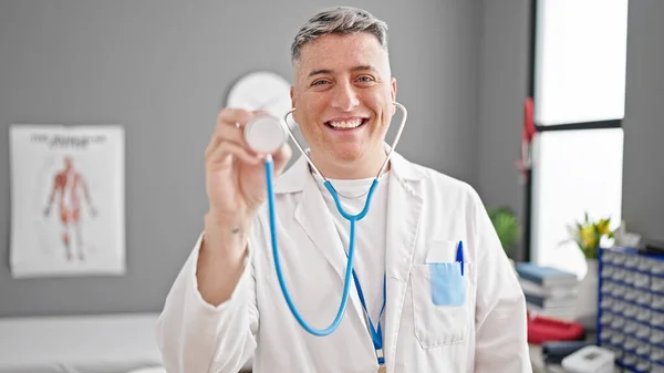 Mladý Běloch Muž Lékař Usmívá Sebevědomě Drží Stetoskop Klinice — Stock fotografie