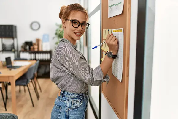 Young Caucasian Woman Business Worker Writing Cork Board Office — 图库照片