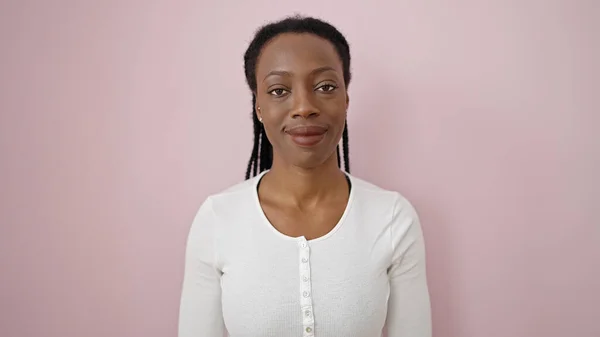 Африканская Американка Улыбается Уверенно Стоя Изолированном Розовом Фоне — стоковое фото