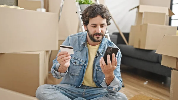 Jovem Hispânico Homem Compras Com Smartphone Cartão Crédito Sentado Chão — Fotografia de Stock