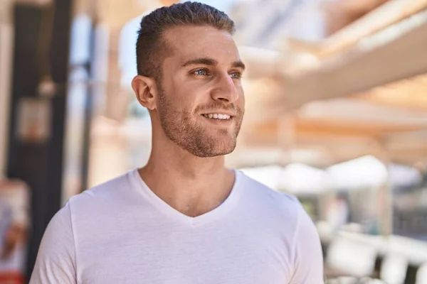 Young Caucasian Man Smiling Confident Looking Side Street — Stockfoto
