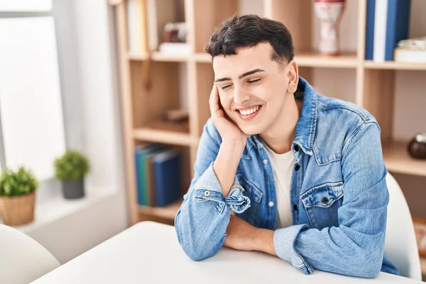 Joven Hombre Binario Sonriendo Confiado Sentado Mesa Casa —  Fotos de Stock