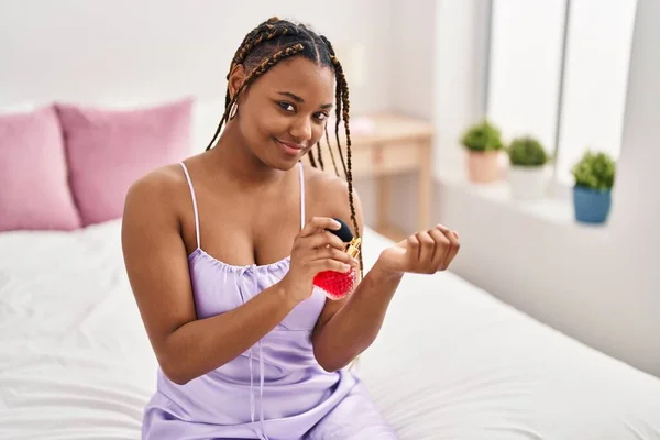 Afroamerikanerin Benutzt Parfüm Schlafzimmer — Stockfoto