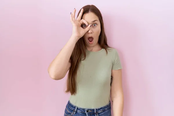Mooie Brunette Vrouw Staan Roze Achtergrond Doen Gebaar Geschokt Met — Stockfoto