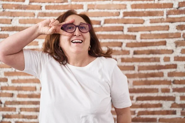 Mujer Mayor Con Gafas Pie Sobre Pared Ladrillos Haciendo Símbolo —  Fotos de Stock