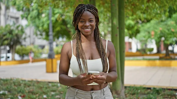Afro Amerikaanse Vrouw Met Behulp Van Smartphone Glimlachen Het Park — Stockfoto