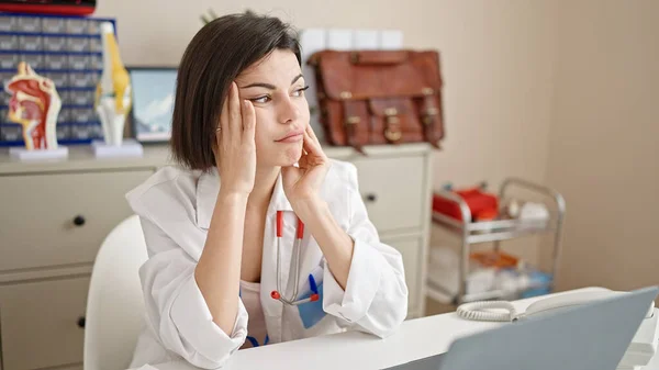 Jovem Mulher Branca Médico Estressado Trabalhando Clínica — Fotografia de Stock
