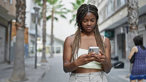 Mujer Afroamericana Usando Smartphone Con Expresión Seria Calle —  Fotos de Stock