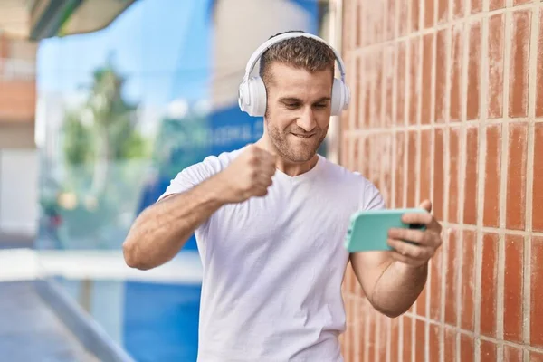 Young Caucasian Man Smiling Confident Playing Video Game Street — Foto de Stock