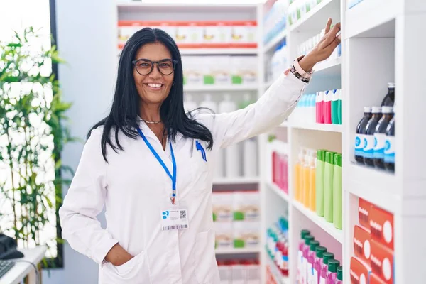 Mulher Hispânica Meia Idade Farmacêutico Sorrindo Seguro Segurando Medicação Prateleira — Fotografia de Stock