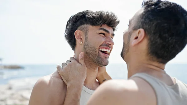 Erkek Deniz Kenarında Birbirine Dokunarak Gülümsüyor — Stok fotoğraf