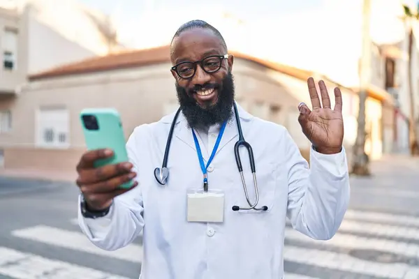 Uomo Afroamericano Indossando Uniforme Medico Facendo Videochiamata Con Smartphone Facendo — Foto Stock