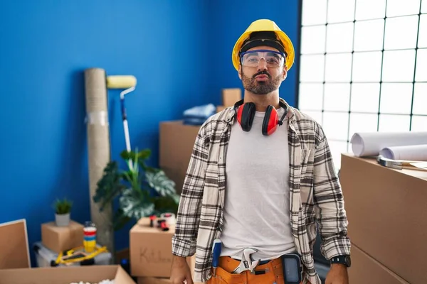 Ein Junger Hispanischer Mann Mit Bart Der Hause Renovierungsarbeiten Verrichtet — Stockfoto
