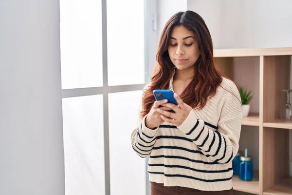 Genç Spanyol Kadın Evde Endişeli Bir Ifadeyle Akıllı Telefon Kullanıyor — Stok fotoğraf