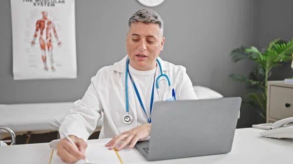 Genç Kafkasyalı Doktor Laptopunu Kullanarak Klinikte Tıbbi Rapor Yazıyor — Stok fotoğraf