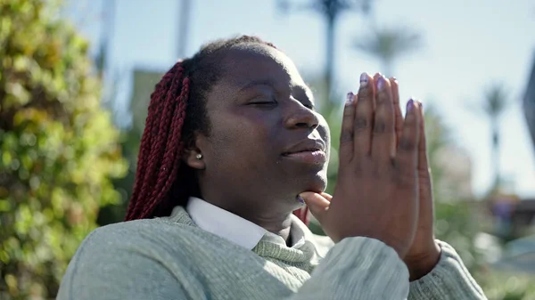 Африканская Женщина Плетеными Волосами Молится Закрытыми Глазами Парке — стоковое фото