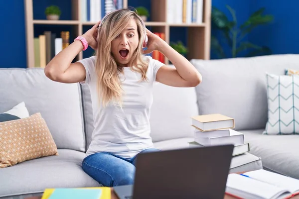 Junge Blonde Frau Studiert Mit Computer Laptop Hause Verrückt Und — Stockfoto