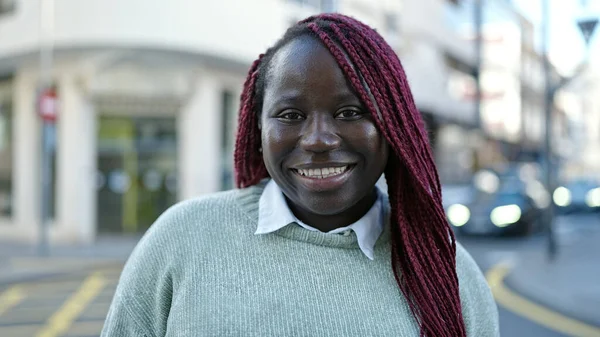 Femme Africaine Avec Les Cheveux Tressés Souriant Confiant Rue — Photo