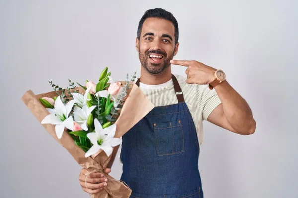 Homem Hispânico Com Barba Trabalhando Como Florista Sorrindo Alegre Mostrando — Fotografia de Stock