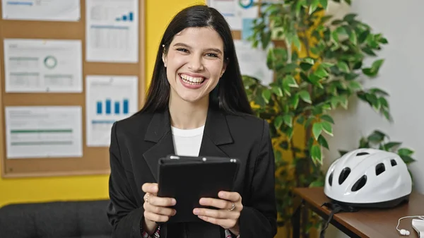 Νεαρή Όμορφη Ισπανόφωνη Επιχειρηματίας Χαμογελά Αυτοπεποίθηση Χρησιμοποιώντας Touchpad Στο Γραφείο — Φωτογραφία Αρχείου
